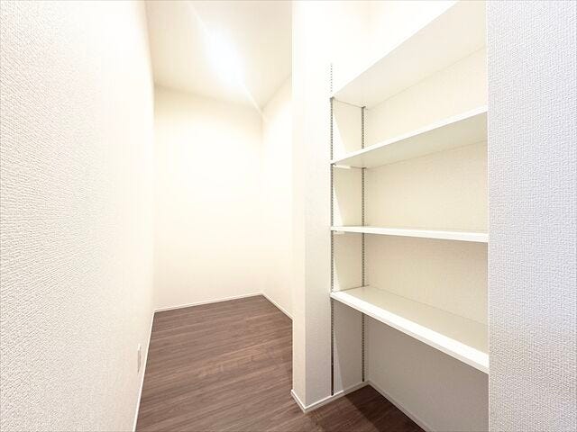 パントリー:キッチンからすぐ届く位置にパントリーが設けてあります。食器や食用品のストックなどを入れておけるので重宝します♪