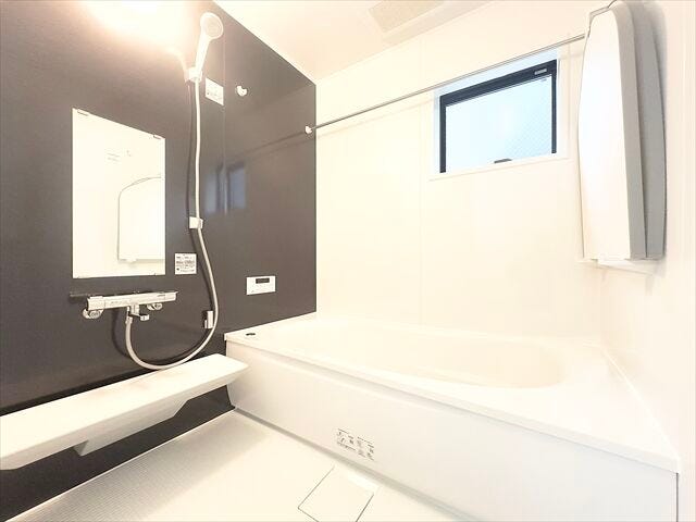 浴室:広めの浴槽なので、お子様とのバスタイムを楽しむことができそうです。一人でのバスタイムでもゆったり過ごすことができ、1日の疲れもしっかり癒すことができそうです。