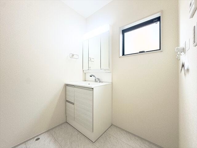 洗面所:洗濯機置き場の上には横長の窓があり、日差しが入るので明るい洗面所になっています。開けてこもりがちな湿気も換気することができます。