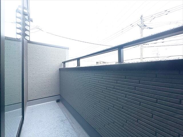 間取り図右側バルコニー:物干し竿が掛けられるようになっています。お洗濯もスムーズに干して取込めますね。