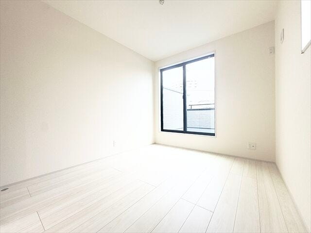 5.3帖洋室:バルコニーへ出入りが可能な洋室です。大きな窓の設置があり、開放感のある空間ですね。