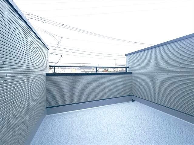 間取り図左側バルコニー:ゆとりのあるバルコニーはテーブルなどを置いて第二リビングとして家族の憩いの場にも◎