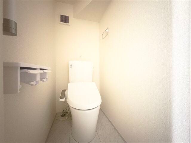 トイレ:白を基調としたシンプルな壁紙のトイレになります。2階にも設置されているのでお部屋からの移動も短縮できますね。