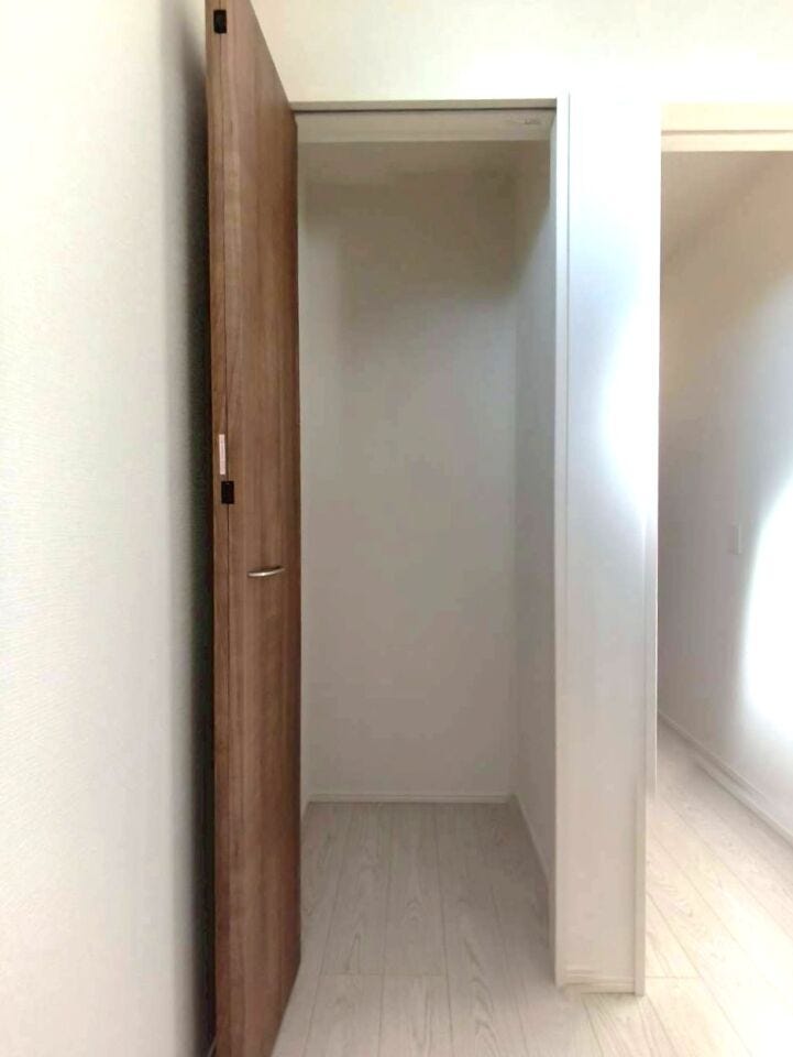 ちょっとした荷物を置いておける収納スペースです