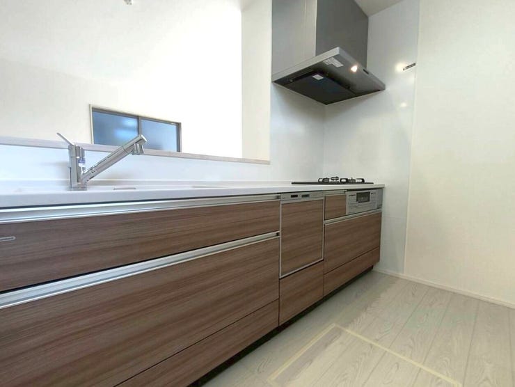 床下収納も付いた収納スペースたっぷりの、使いやすいシステムキッチンです