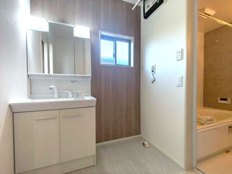 3面鏡タイプの使いやすい洗面台です