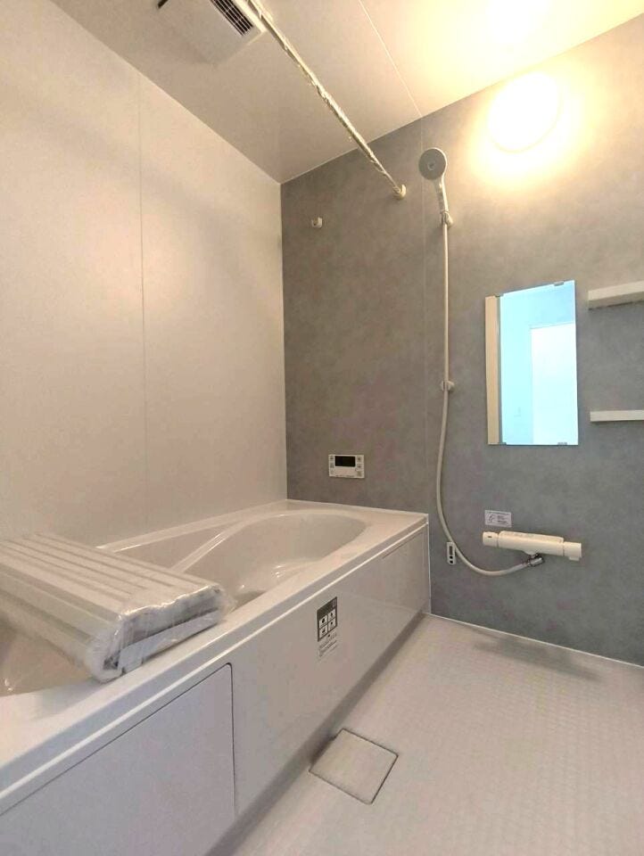 統一感のある色合いで、疲れた体をしっかりと癒す広々とした浴室です