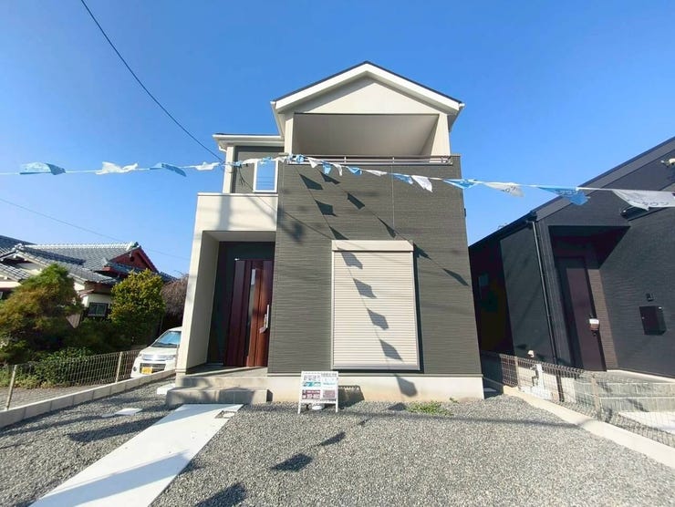 【外観】
明るく素敵な外観の2階建てです