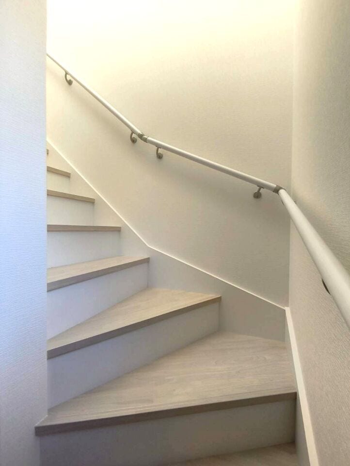 空間を有効活用したおしゃれな曲線階段です