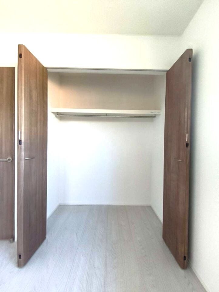 両開きの収納スペースで大きな荷物を入れることができます