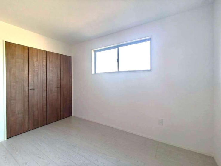 窓からたっぷりと陽が差し込む明るい部屋です