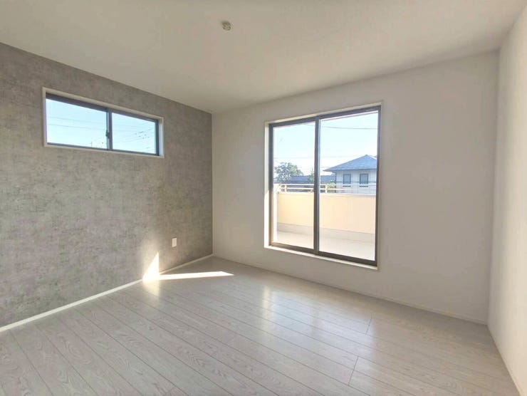 大きな窓からバルコニーにつながっており、きれいな青空を見ることができます