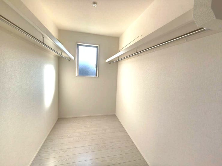 季節ものの衣類もまとめて収納できるため衣替えの手間が省けます