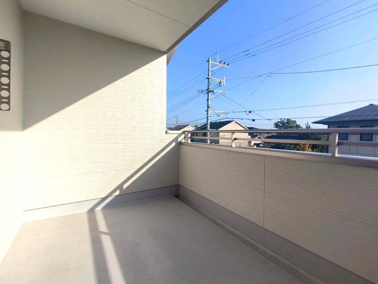 屋根付きのインナーバルコニーで雨が降っても使用でき、リラックススペースとしても十分な広さがあります