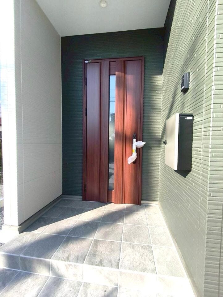 木目調の玄関で優しくお出迎え出来ます