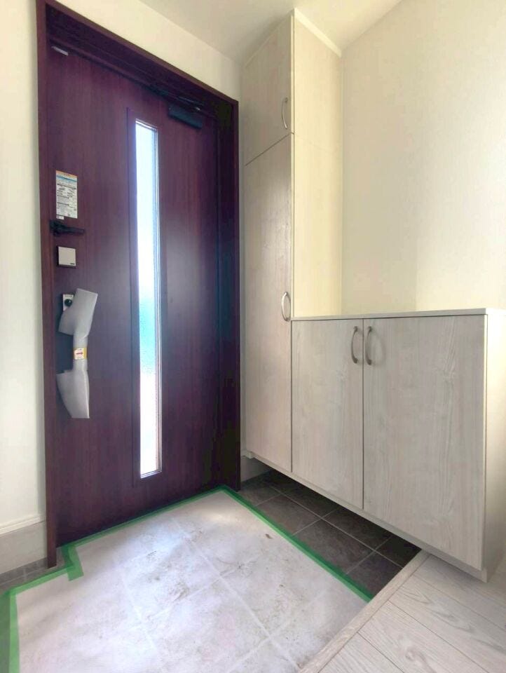 統一感のある色合いでシューズボックス付きの玄関です