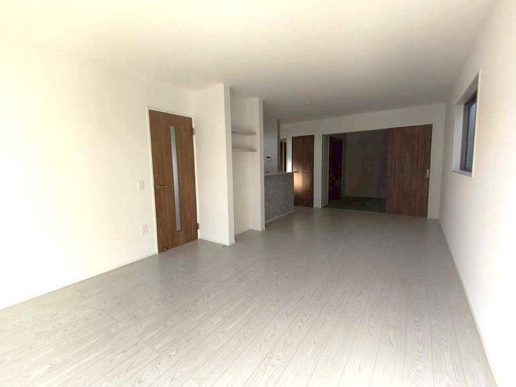 広々としたリビングでキッチンともコミュニケーションをとれる家族団らんの部屋です