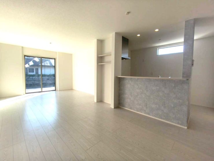 南向きの窓からたっぷりと陽が差し込む明るいリビングです