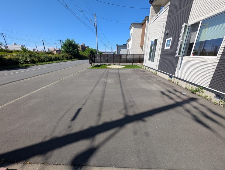 駐車場は広々としています。
3台可能です。
2025年8月16日に撮影しました。