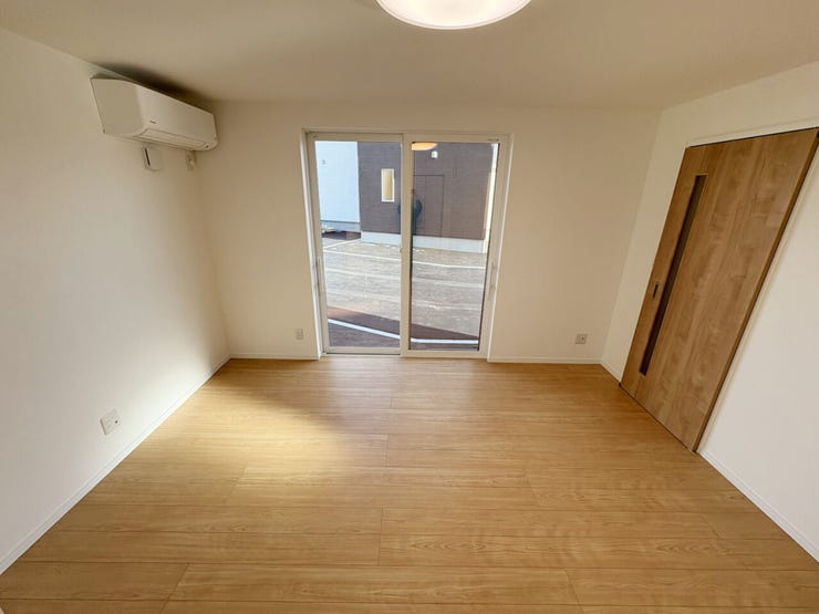 室内(2025年11月)撮影
◎本日案内可能◎
やわらかく、あたたかみのある色合いが素敵なリビングです♪