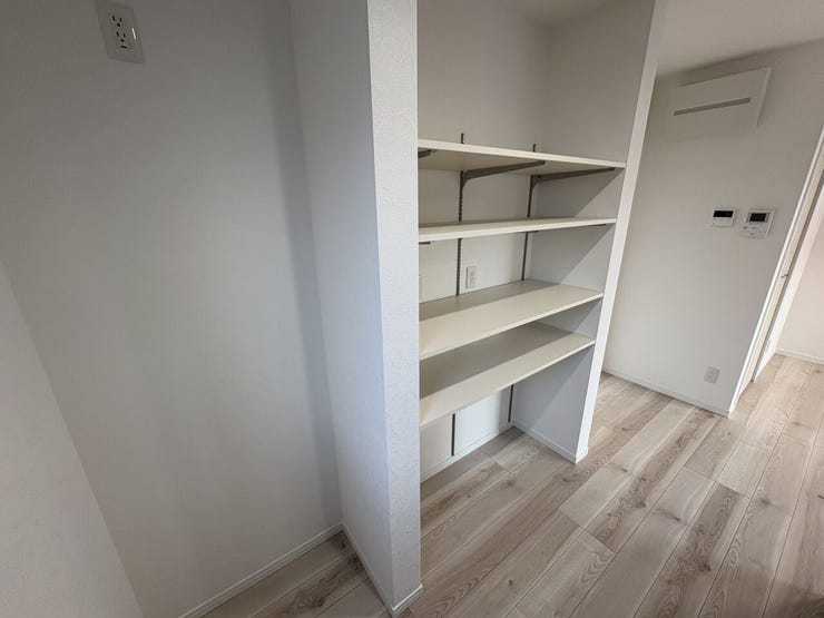 室内(2025年10月)撮影
◎現地案内予約受付中!◎
高さを変えらられる便利な収納棚!オープンタイプのため物を出し入れしやすく、家電もサッと使えます◎