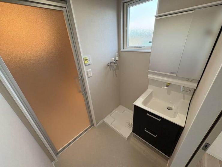 室内(2025年10月)撮影
◎現地案内予約受付中!◎
2階の寝室エリアに洗面所・浴室があるため、来客時に生活感を見せにくく、プライベート空間を守りやすくなります♪