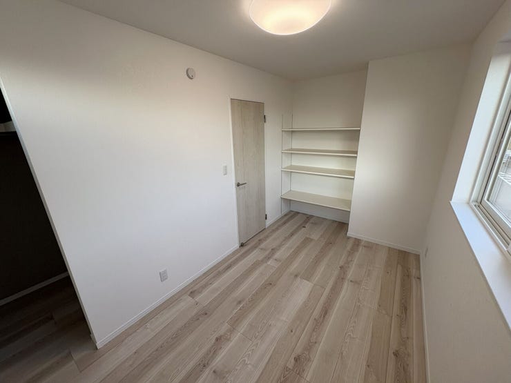 室内(2025年10月)撮影
◎現地案内予約受付中!◎
収納棚は写真や小さな観葉植物を置いたりと自分好みの空間を作ることができます♪