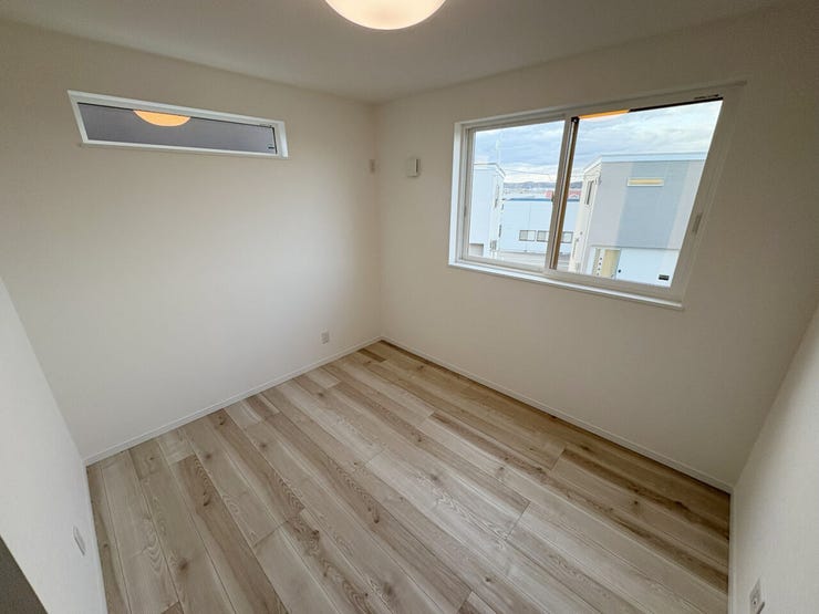室内(2025年10月)撮影
◎現地案内予約受付中!◎
インテリアが合わせやすい、シンプルですっきりとしたデザインの洋室です♪