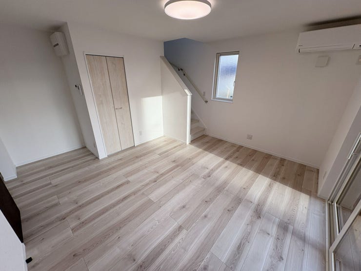 室内(2025年10月)撮影
◎現地案内予約受付中!◎
コンパクトサイズのリビングは、広いリビングと比べ光熱費を抑えやすく、掃除をする面積が少ない分、手間も省けます!