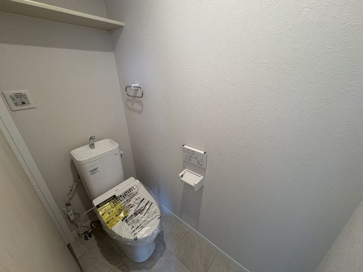 室内(2025年10月)撮影
◎現地案内予約受付中!◎
嬉しい温水洗浄便座のトイレです!