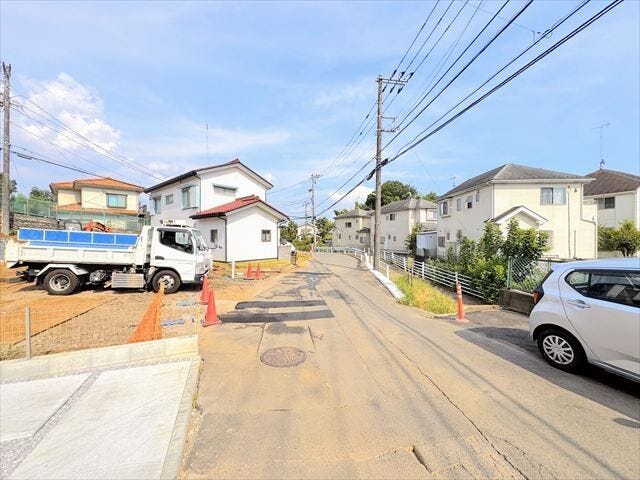 【東側 前面道路】幅員約4mの前面道路です。車がすれ違うには厳しい道幅ですが、車はスピードを抑えて走行するので、お子様にも安全な道幅となっています。