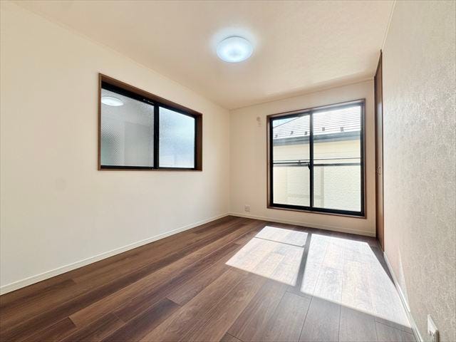 東側6帖洋室:バルコニーへ出入りが可能な洋室です。大きな窓の設置があり、開放感のある空間ですね。