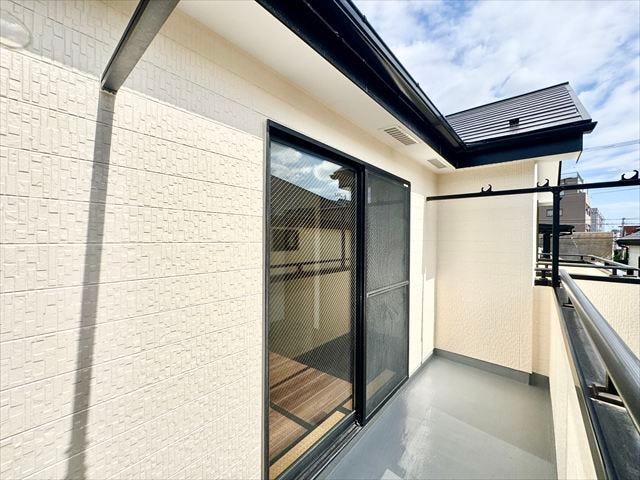 西側バルコニー:物干し竿が掛けられるようになっています。お洗濯もスムーズに干して取込めますね。