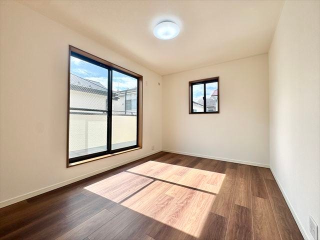 西側6帖洋室:南向きの大きめの窓がたっぷりと日差しを入れてくれます。バルコニーにすぐ出れるので、お布団を干しやすくなっています。