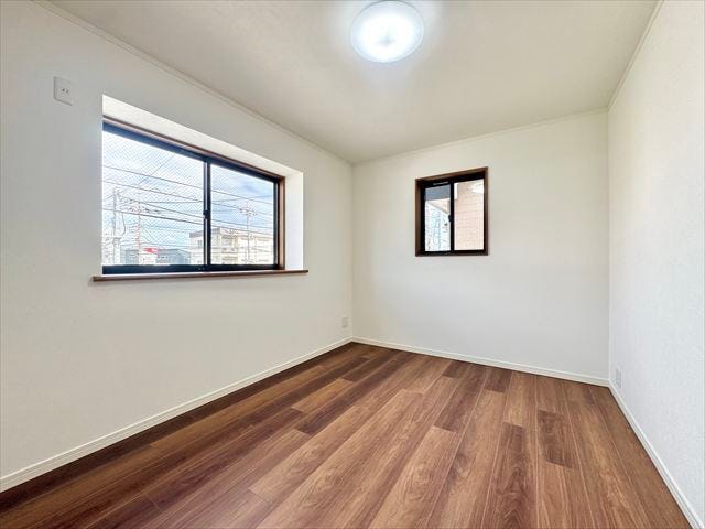 北側6帖洋室:横長の窓がたっぷりと日差しを入れてくれるので、北側にあるお部屋ですが明るい空間になっています。天気のいい日の朝は気持ちよく起きることができそうです。