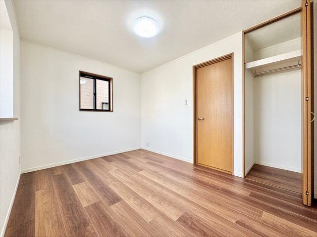 北側6帖洋室:東側からは朝日を取り込むことのできるので、寝室にぴったり。目覚めのいい朝を迎えれそうですね。