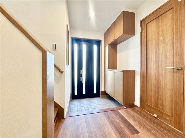 玄関:玄関には小物を置けるスペースがありますので季節ごとにアレンジをするのも楽しそうです♪