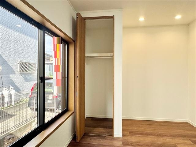 リビング収納:掃除道具やストックの収納に便利です。