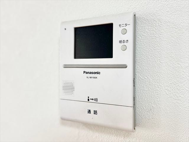 モニター付きインターホン:訪問者の顔を確認できるので防犯の効果が高まり暮らしに安心を与えてくれます。