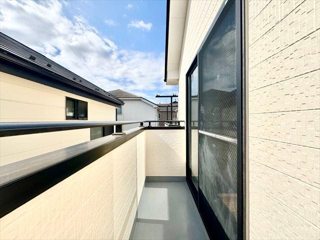 東側バルコニー:南向きのバルコニーです。天気がいい日はお洗濯もカラっと乾きそうですね。