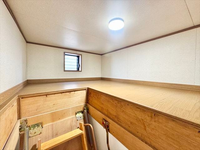 小屋裏収納:2階廊下には小屋裏収納が付いています。季節物の収納スペースとしてもお使い頂いたり、普段使わないものをしまうことができます。