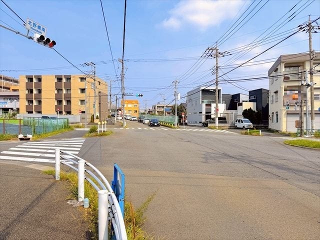 【北側 前面道路】幅員約7m以上の前面道路です。普通車が余裕を持ってすれ違うことの出来る道幅です。もちろん、大型車も余裕を持って通行出来ます。