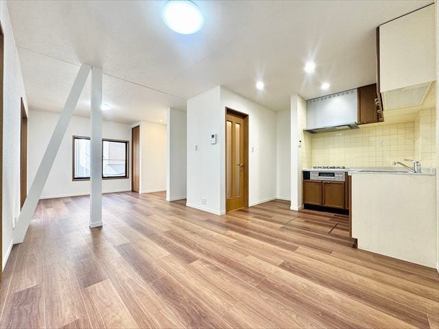 リビング:ダーク系のフローリングで落ち着いた雰囲気の内装です。