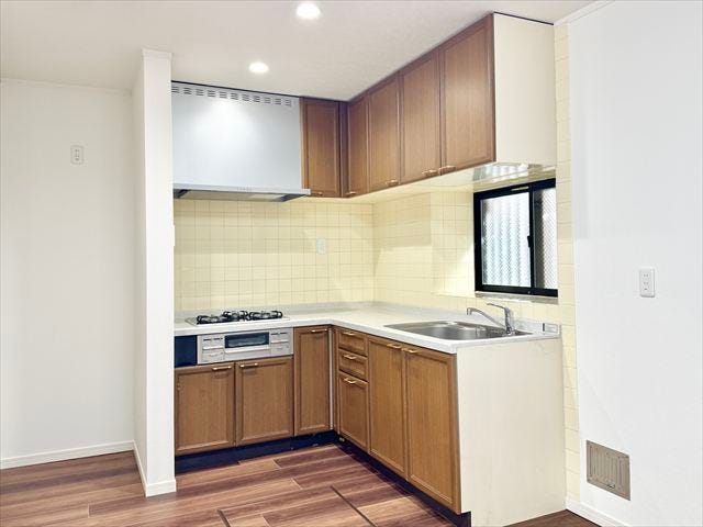 キッチン:L字のキッチンは作業動線が短いことや、作業スペースが広くなり効率がよくなり、複数人での調理が行いやすくなります。食洗器付きで家事の時短にも助かりますね。