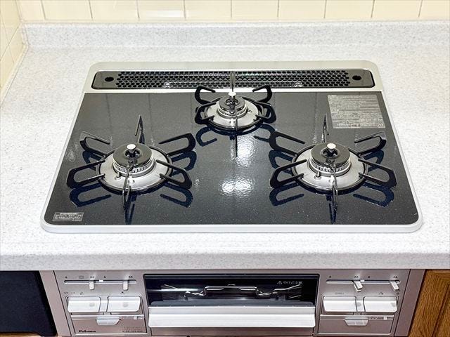 キッチン:3口のコンロなので一度に調理ができるので、お料理もはかどりますね。お休みの日にご家族でお料理も楽しめそうです。