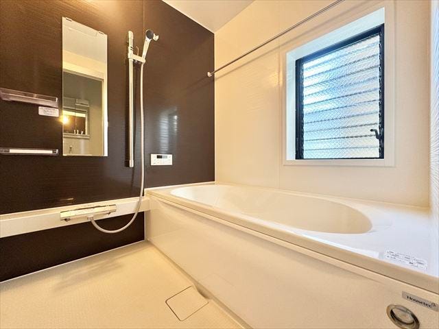 浴室:足を伸ばせるお風呂♪毎日の疲れを癒したり、お子様との会話ができるのは広いバスタブならではですね!