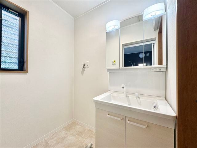 洗面所:洗面台には収納もしっかりついていますので、洗剤やシャンプーなどのストックもできます。大きな鏡で朝の身支度も楽々♪