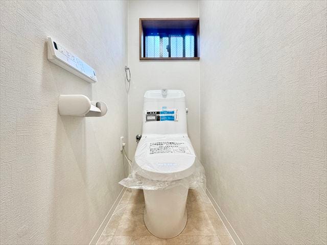 トイレ:白を基調としたシンプルな壁紙のトイレになります。2階にも設置されているのでお部屋からの移動も短縮できますね。