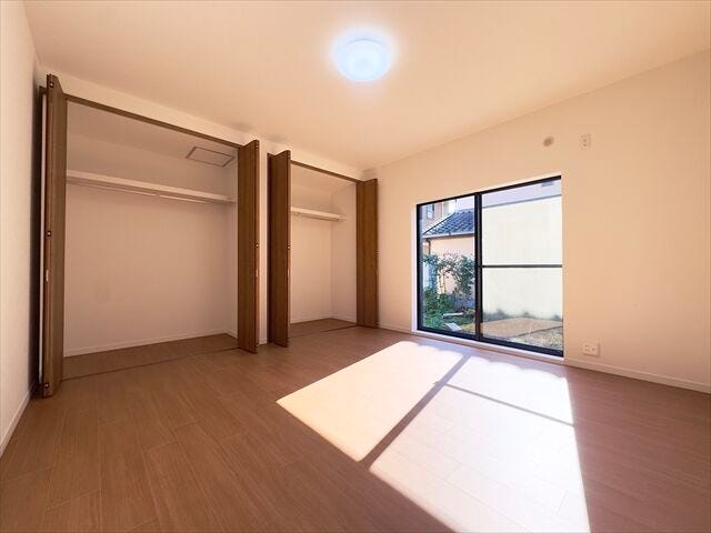 8帖洋室:南向きの大きめの窓からたっぷりと日差しが降り注ぎます。爽やかなお部屋で朝も気持ちよく起きることができそうです。