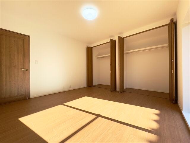 8帖洋室:収納がしっかりあるので、お部屋を広くお使いただけます。小物なども収納できるのでレイアウトも楽しむことができそうです。